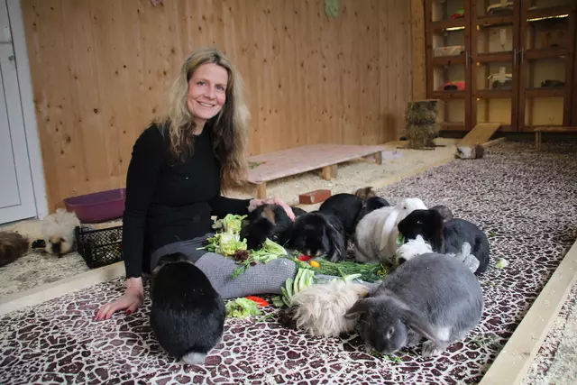 Dagmar Thomfohrde zwischen einem Teil ihrer Tiere