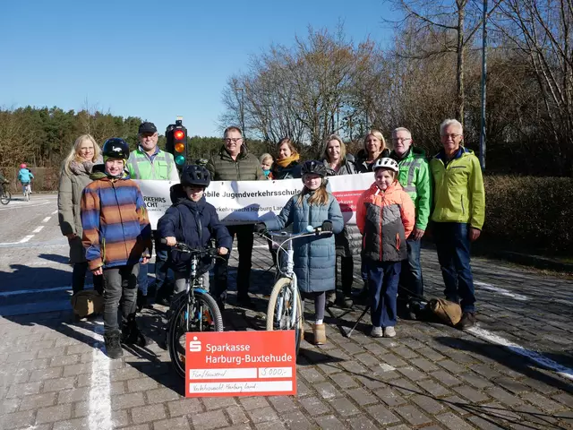 Bei der Übergabe (hinten von links): Laura Poerschke (Schulelternrat), Ingo Körner (Moderator), Christian Riech (1. Vorsitzender der Verkehrswacht), Josefine Kuchenbecker (Schulelternrats-Vorsitzende), Silke Heitmann (Regionalleiterin der Sparkasse Harburg-Buxtehude), Sabine Schwarz (Schulleiterin), Siegbert Smeemann (Koordinator der Mobilen Jugendverkehrsschule), Ottmar Frey (Moderator) sowie Johann (vorne von links), Justus, Stina und Juna aus der 4. Klasse der Grundschule Pattensen

  | Foto: Sparkasse Harburg-Buxtehude