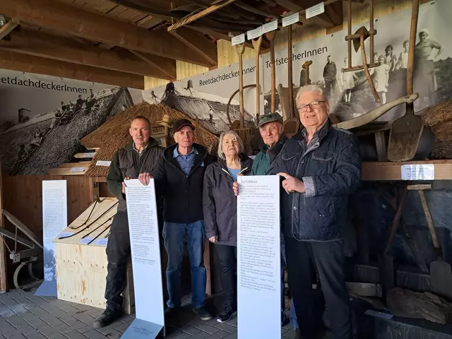 Mitglieder des Düdenbüttler Vereins "Freunde der Remise" vor der neuen Ausstellung | Foto: Heimatkulturverein