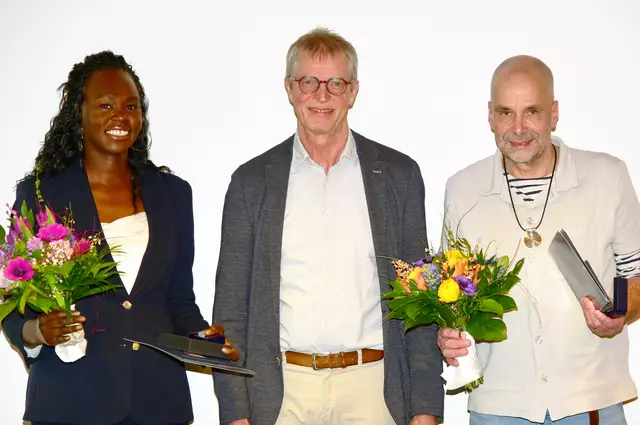 Gemeinsame Freude über die verdiente Auszeichnung: Diana Diere Ater Joseph und Dr. med. Florian Gottesleben mit Dr. med. Johannes Herzog, Vorsitzender der ÄKN-Bezirksstelle Lüneburg (Mitte) | Foto: Peter Krenzien