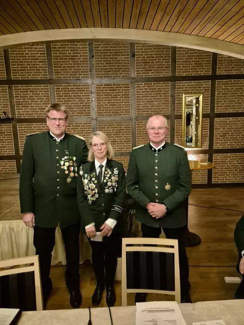 (V. li.): Der scheidende Vizepräsident Rainer Kröger, Bärbel und Karl-Siegfried "Kalle" Jobmann, beide wurden für ihr Engagement geehrt | Foto: Schützenverein Tostedt