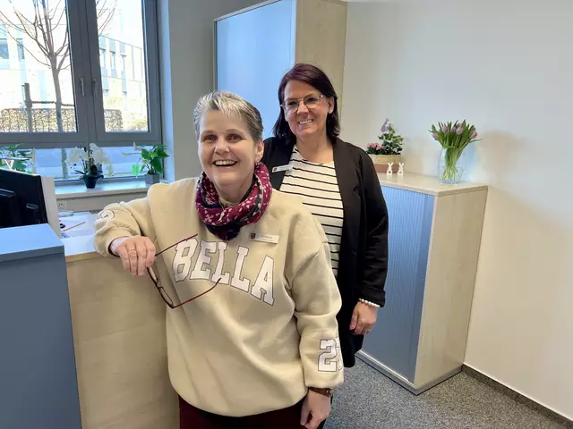 Yvonne Kaupisch (re.) und Susanne Schwarz sind im neuen Servicepunkt des Verwaltungsgebäudes des Landkreises Stade die ersten Ansprechpartnerinnen für Besucher  | Foto: Landkreis Stade / Nina Dede