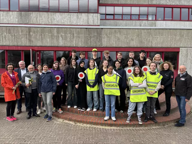 Sie engagieren sich für die Schulwegsicherheit: Schüler und Eltern ließen sich von der Verkehrswacht als Verkehrshelfer schulen | Foto: Verkehrswacht Buxtehude
