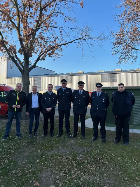 Bürgermeister Matthias Riel (v. li.), Samtgemeindebürgermeister Timo Gerke,
stellv. Gemeindebrandmeister Jens Kleine (Lühe), stellv.
Gemeindebrandmeister Jochen Minners (Jork), Gemeindebrandmeister Jens
Kuck (Lühe), Ausbildungsleiter Gemeinde Jork Stefan Bleeken,
Ausbildungsleiter Samtgemeinde Lühe Tom Niemann | Foto: Feuerwehr