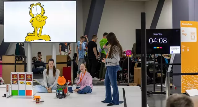 Die Mädchen präsentieren ihr Projekt | Foto: Athenaeum