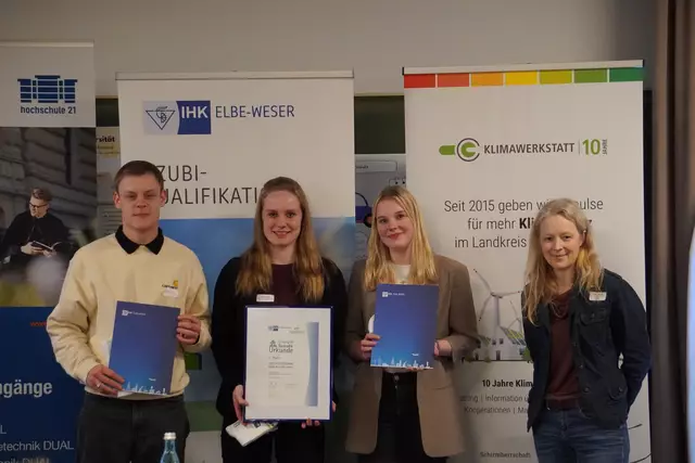 Die Gewinner beim Wettbewerb der "Energie-Scouts" (v. l.): Jonah Buse, Jessica Illies und Jil Strotmann mit Kerstin Wehmeier von der Wirtschaftsförderung des Landkreises Stade | Foto: Hochschule 21/ Karina Witten
