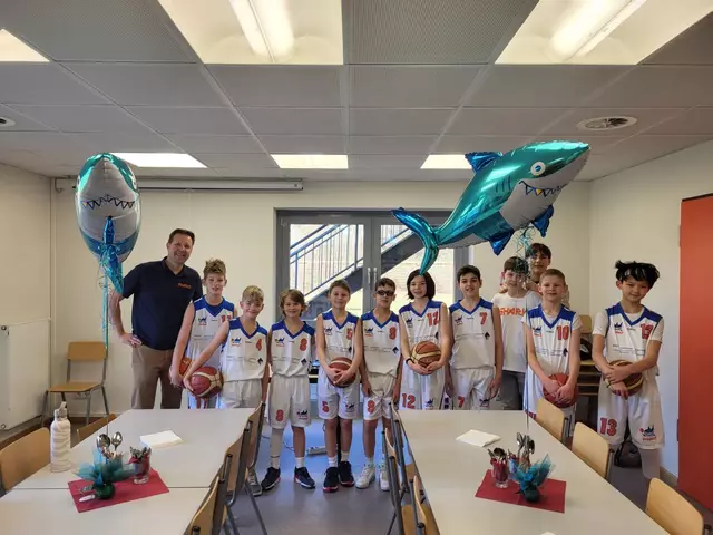 Nachwuchs-Basketballteam mit Coach Lars Mittwollen | Foto: Sharks