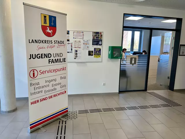 Hier geht es lang: Der neue Servicepunkt ist die erste Anlaufstelle für Besucherinnen und Besucher des Verwaltungsgebäudes am Staatsarchiv vom Landkreis Stade mit dem Amt Jugend und Familie sowie dem Amt Gebäudewirtschaft | Foto: Landkreis Stade / Nina Dede
