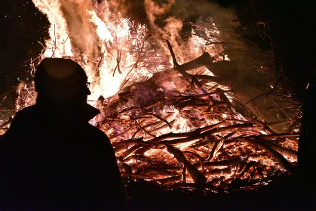 In der kommenden Woche werden überall in der Region wieder die Osterfeuer brennen | Foto: Daniel Beneke / Landkreis Stade