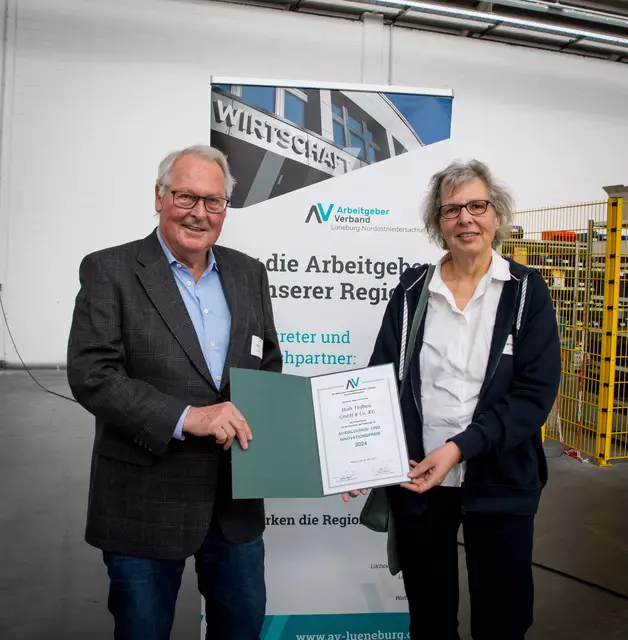 Dieter Hoth und Ausbildungsbetreuerin Andrea Holst erhielten für die Arbeit der Firma Hoth Tiefbau eine Anerkennungsurkunde | Foto: ks