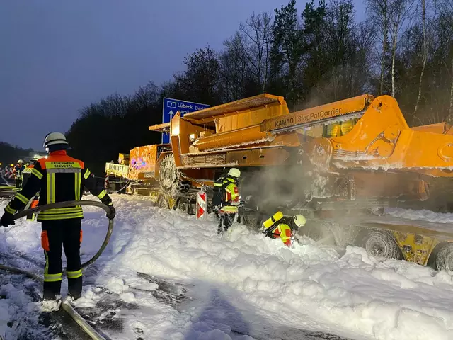 Mit einer großen Menge Schaum mussten die drei Feuerwehren der Gemeinde Seevetal am Donnerstagmorgen einen brennenden Auflieger löschen | Foto: Ferwing (FF Ohlendorf)/Klask (FF Maschen)/Müller (FF Maschen)