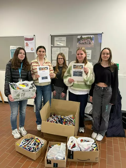 Die Stifte eines einzelnen Herren, präsentiert von Aylin (v.li.), Aliya, Nika, Tjorven und Luna aus der IGS Hittfeld | Foto: Süren