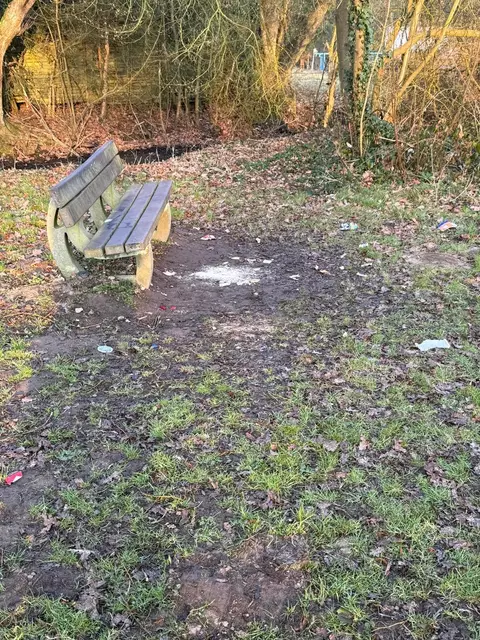 Hier stand lange Zeit ein Tisch und eine weitere Bank - und ein Mülleimer | Foto: sra