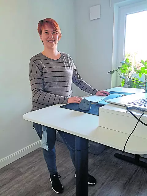 Anika Werner schreibt ihre Artikel zurzeit im Stehen | Foto: Werner