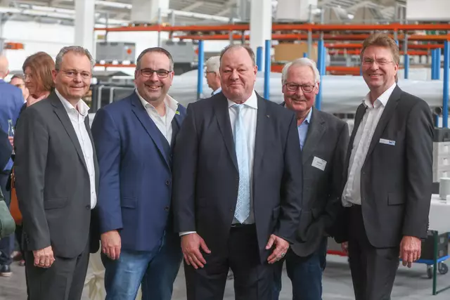 Ausgezeichnete und Gratulanten (v. li.): WOCHENBLATT-Geschäftsführer Stephan Schrader, CDU-Landtagsangeordneter Jan Bauer, Dirk Feldbinder, Dieter Hoth und WLH-Geschäftsführer Jens Wrede | Foto: ks