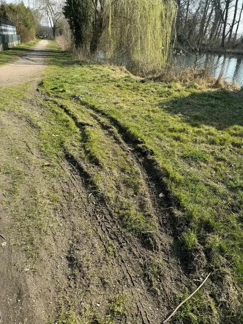 Tiefe Furchen sorgen für matschige Stellen. Besonders für ältere Menschen ist die fehlende Trittfestigkeit ein Problem | Foto: sra