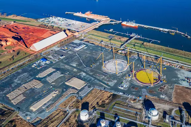 Die Baustelle des landseitigen LNG-Terminals im Industriegebiet Bützfleth mit dem Stader Seehafen im Hintergrund | Foto: Martin Elsen/nord-luftbilder.de