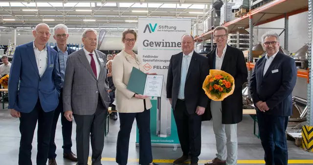 Freuen sich über den Ausbildungs- und Innovationspreis (v. li.): Laudator Volker Meyer, AV-Stiftungsratsvorsitzender Markus Meyer, Feldbinder-Gründer Jan-Dirk Beckmann, die Feldbinder-Geschäftsführer Dr. Nina Lorea Kley, Dirk Feldbinder und Wolf-Dietrich Kley sowie Stiftungsvorstand und AV-Hauptgeschäftsführer Bernd Wiechel | Foto: ks