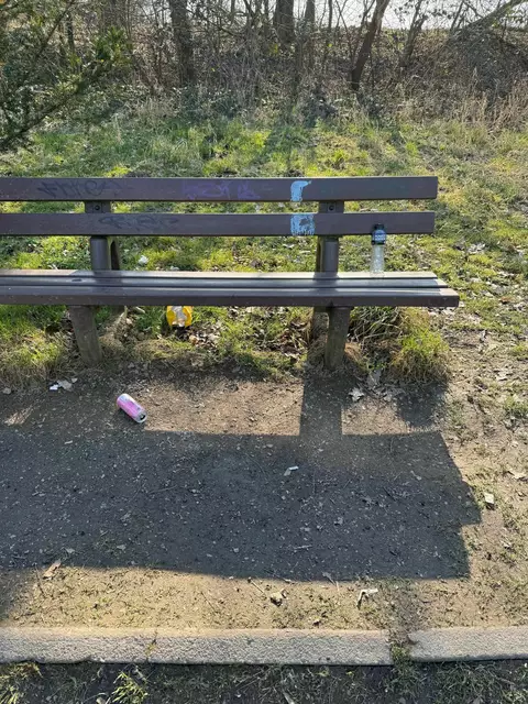 Besonders um die Sitzgelegenheiten ist vermehrt Müll zu finden | Foto: sra