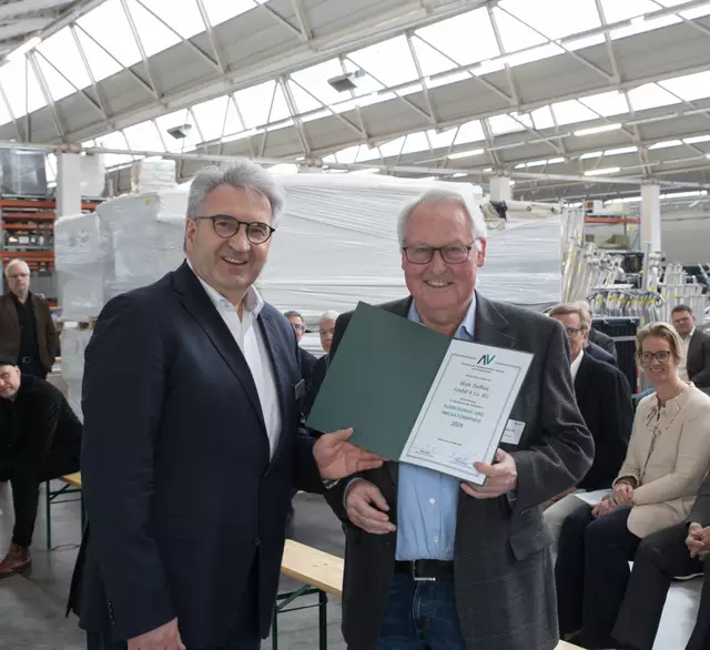 Dieter Hoth (re.) erhielt von Bernd Wiechel, Hauptgeschäftsführer und Stiftungsvorstand des Arbeitgeberverbandes, eine Anerkennungsurkunde für die von der Firma Hoth Tiefbau geleistete Arbeit | Foto: ks