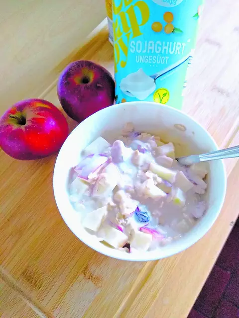 Neues Frühstück für Stephanie Bargmann (kl. Foto): Müsli mit Sojajoghurt und Apfel | Foto: sb
