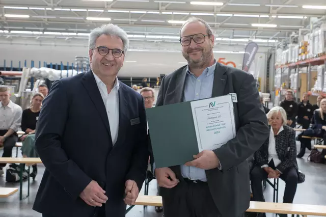 Felix von Bredow (re.) vom Vorstand der Hamann AG erhielt von Bernd Wiechel, Hauptgeschäftsführer und Stiftungsvorstand des Arbeitgeberverbandes, eine Anerkennungsurkunde für die von der Hollenstedter Firma geleistete Arbeit | Foto: ks