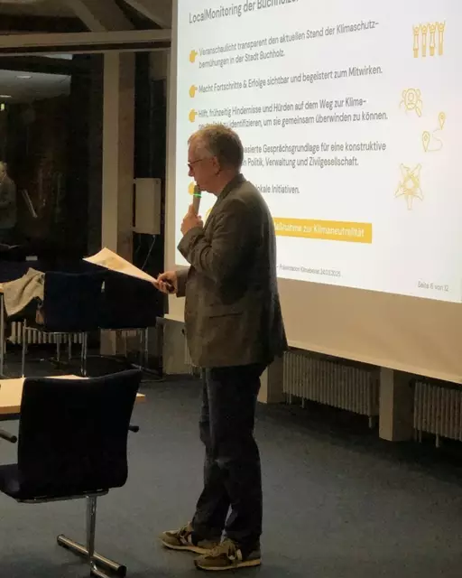 Peter Eckhoff bei der Präsentation des LocalMonitoring in der letzten Klimabeiratssitzung  | Foto: Christoph Selke   