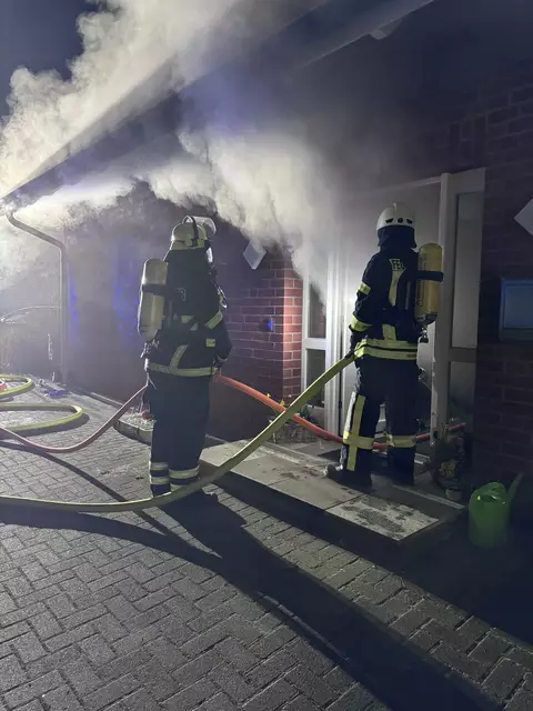 Große Mengen des giftigen Brandrauches dringen aus dem Wohnhaus | Foto: Feuerwehr Samtgemeinde Fredenbeck