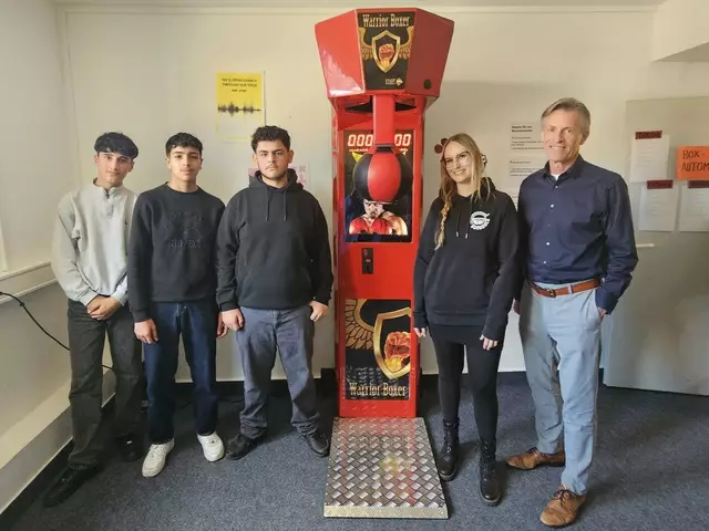 Mahamad Ramo (v. li.), Ahmad Alhamoud und Abdulhakim Alnayef haben den Stein zur Anschaffung des Box-Automaten ins Rollen gebracht.  Sonja Wiedemann vom JUZ-Leitungsteam und Bürgermeister Jan-Hendrik Röhse freuten sich, dass das neue Gerät bei den Jugendlichen gut ankommt | Foto: Stadt Buchholz