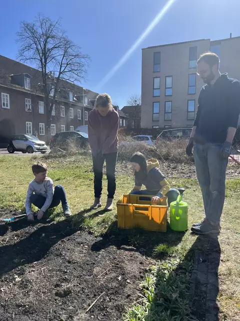 Familie Grün bei der Arbeit an ihrem Beet. | Foto: Sandra Polenz