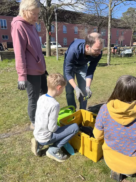 Vater Matthias Grün erklärt den Kids, worauf es beim Beet 1x1 ankommt | Foto: Sandra Polenz