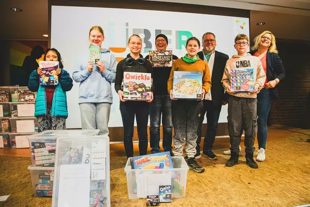Große Freude über die neuen Spiele bei den Schülerinnen und Schülern sowie (hinten v. li.):  Nicole Lühmann,  Bernd Gaulke und Carolin Stock | Foto: Schulverein ROGA e.V.