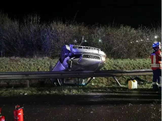 Einsatzkräfte der Feuerwehr versuchen den Pkw zu bergen | Foto: Polizeiinspektion Rotenburg