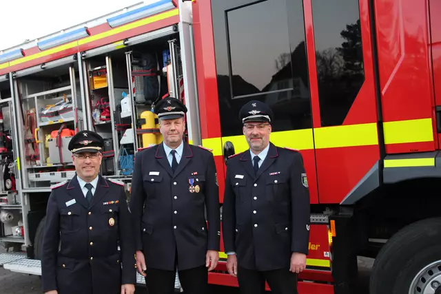 Andreas Brauel (Mi.) ist mit dem Deutschen Feuerwehrehrenkreuz in Silber ausgezeichnet worden. Ihm gratulierten der stellvertretende Kreisbrandmeister Torsten Lorenzen (li.) und Seevetals Gemeindebrandmeister Rainer Wendt | Foto: Feuerwehr Seevetal