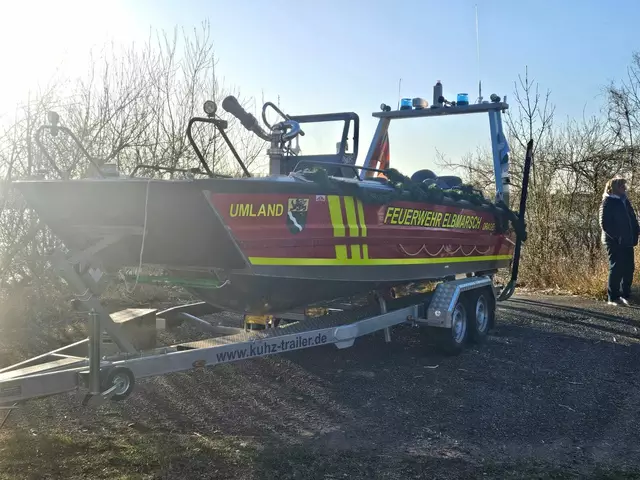 Das für die Taufe geschmückte, 140 PS starke Mehrzweckboot der Feuerwehr Drage | Foto: Lutz Wreide