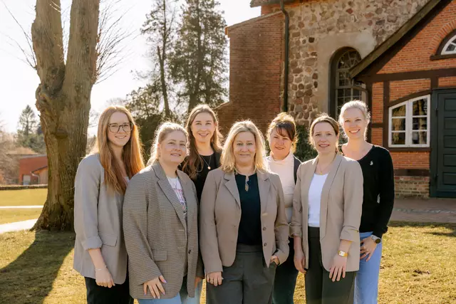 Sie bilden das neue Marktteam (v. li.): Sina Wolperding, Jennifer Bergmann, Leonie Kraus, Gabriele Fischer, Claudia Armbrust, Laura Kröger und Janine Tadsen. Es fehlt Marion Lutz | Foto: Sina Wolperding