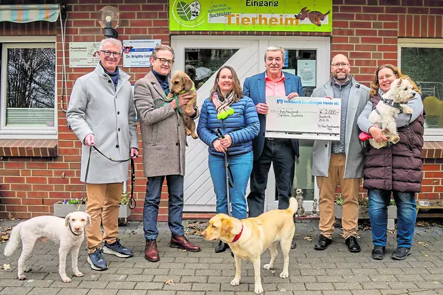 Bei der Spendenübergabe (v. li.): Udo Zimmermann mit Hund Pino, Oliver Meister mit Lotti, Stefanie Kröpelin mit Mayla, Rolf Schekerka, Simon Koch, Bettina Stauch und Luni. | Foto: Frank Kettwig