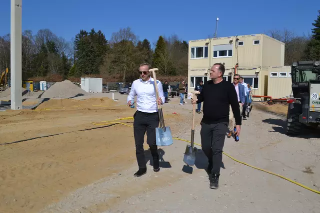 Auf dem Weg zum Spatenstich: Jonathan Schliehe (Goldbeck) und Dennis Ammann (BIG) | Foto: bim
