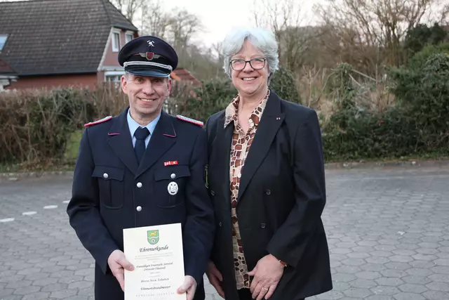 Seevetals Gemeindebürgermeisterin Emily Weede ernannte Sven Tobaben von der Feuerwehr Fleestedt zum Ehrenortsbrandmeiste | Foto: Feuerwehr Seevetal