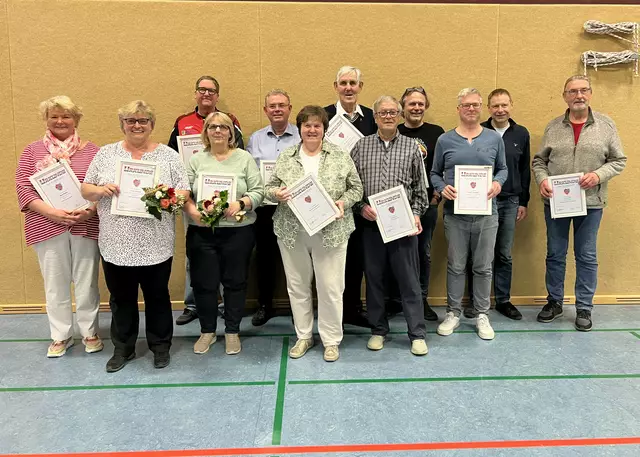 Die Geehrten: Berit Rohte (v.li.), Tanja Dieskau, Dirk Meyer, Martina Bernhard, Stefan Frommann, Susanne Frobel-Werner, Walter Hagemann, Klaus Stemmer, Tim Färber, Hendrik Duncker, Andreas Dornbusch, Peter Schönefeld
 | Foto: TuS Fleestedt
