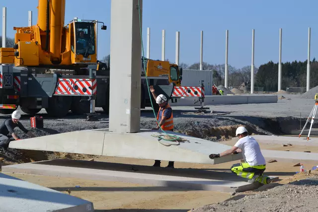 Das Setzen der Stützpfeiler ist echte Präzisionsarbeit | Foto: bim