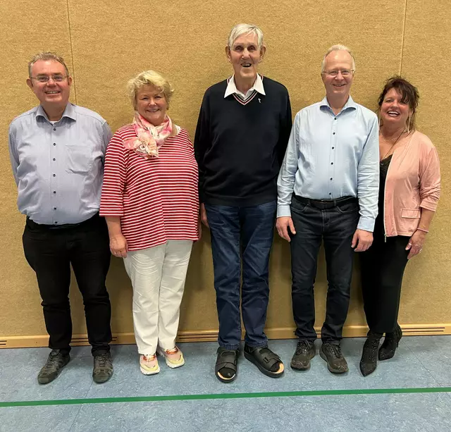 Der neue Vorstand (v.li.): Finanzvorstand Stefan Frommann, 2. Vorsitzende Berit Rohte, Ehrenvorsitzender Walter Hagemann, 1. Vorsitzender Martin Rohte, Beisitzerin Kerstin Frank. Nicht auf dem Foto: Pressewart Ulrich Vergin und die neugewählten Beisitzer Svenja Stadler und Heiko Nowek | Foto: TuS Fleestedt