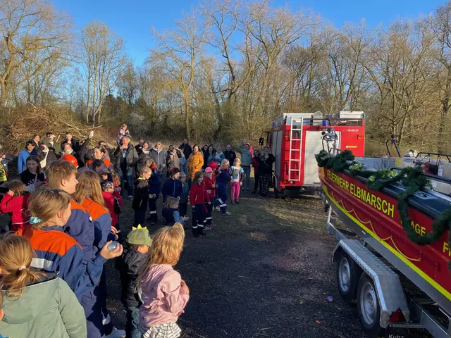 Mit Wasserbomben durften die Kinder und Jugendlichen das neue Mehrzweckboot mit "taufen" | Foto: Lutz Wreide