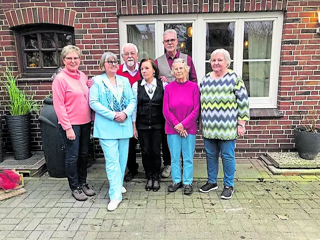Im Hintergrund (v. li. ): Reinhardt Reitenbach und Mike Oswald
Im Vordergrund (v. li.): Ulrike Boje, Ragna Düvell, Charlotte Schwarz, Ute Karsten und Birgit Schwitalla | Foto: Sozialverband