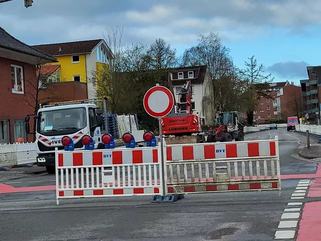 Endlich ist es soweit: Die Sanierung der Schützenstraße hat begonnen. Damit verbunden sind etliche Einschränkungen für alle Verkehrsteilnehmer | Foto: sh