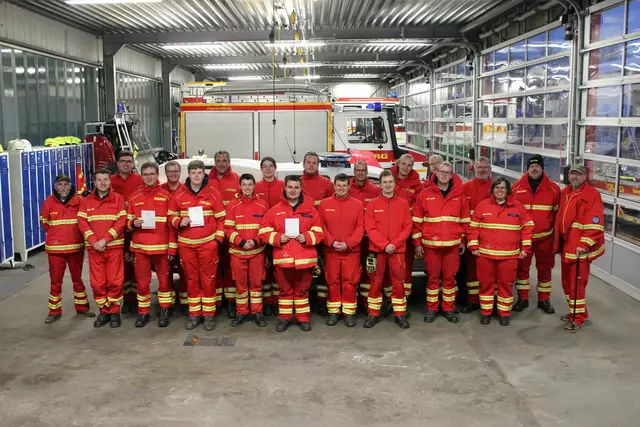 Die Teilnehmer des DLRG-Bootsführerkurses mit ihren Ausbildern | Foto: DLRG