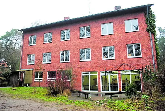 Die Seitenansicht des Schullandheims in Kakenstorf im Februar 2014  | Foto: bim