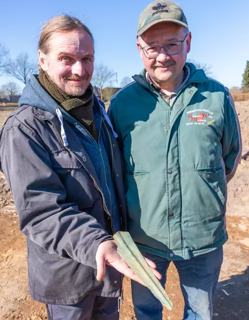 Sondengänger Frank Hoferichter (re.) und Archäologie-Professor Tobias Mörtz zeigen eine der über 3000 Jahre alten Bronzeklingen aus dem Acker bei Kutenholz | Foto: Christian Schmidt/LK Stade