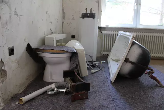Sämtliche Sanitäranlagen liegen zurzeit im Raum neben dem Badezimmer. Ungeeignet für eine frühe Rückkehr | Foto: ab