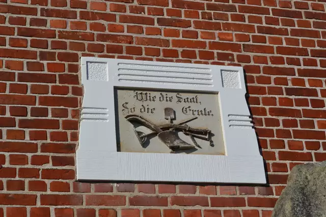  Die Tafel am Tostedter Rathaus mit der Aufschrift "Wie die Saat, so die Ernte"  | Foto: Archiv Klaus Rose / bim